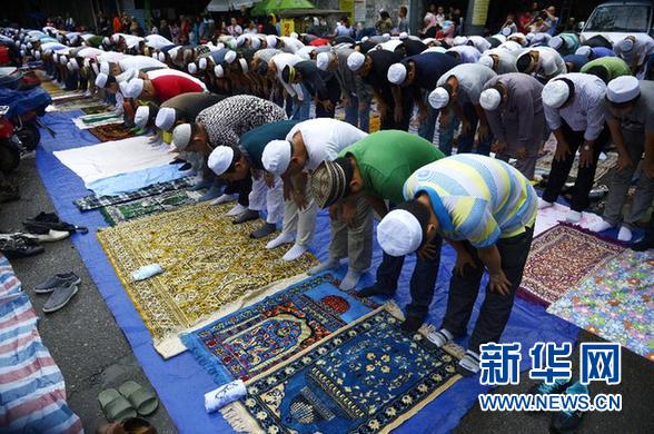 8月8日，穆斯林群众在西安清真西寺外进行开斋节聚礼。当日是穆斯林民众的传统节日开斋节，来自西安内外的数千名穆斯林群众在西安部分清真寺进行聚礼，喜迎开斋节。 新华社记者 刘潇 摄
