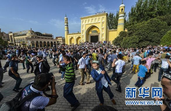 8月8日，穆斯林群众完成礼拜后在新疆喀什的艾提尕尔广场上跳起传统舞蹈“萨满舞”。当日，近3万名各族穆斯林群众前往新疆最大清真寺――艾提尕尔清真寺做礼拜，喜迎开斋节。 新华社记者 沈桥 摄