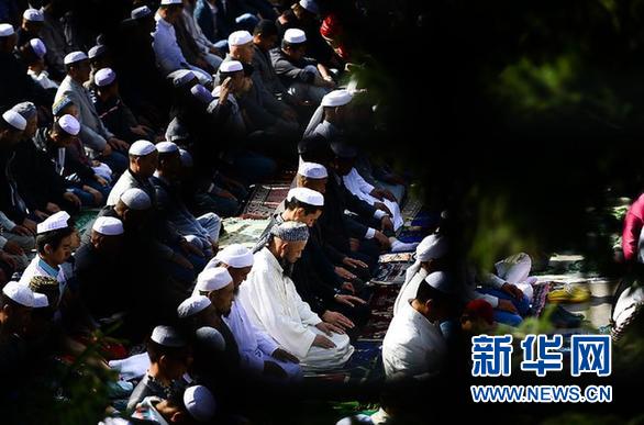 8月8日，穆斯林群众在西宁东关清真大寺内聚礼。当日，青海省穆斯林群众迎来开斋节。来自青海各地近20万穆斯林群众来到西宁市东关清真大寺参加聚礼。 新华社记者 吴刚 摄