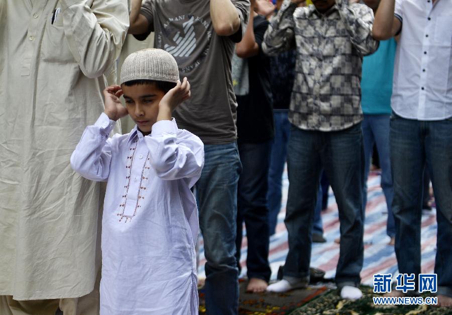 8月8日，一名外籍穆斯林儿童在西安清真西寺外参加开斋节聚礼。当日是穆斯林民众的传统节日开斋节，来自西安内外的数千名穆斯林群众在西安部分清真寺进行聚礼，喜迎开斋节。 新华社记者 刘潇 摄 