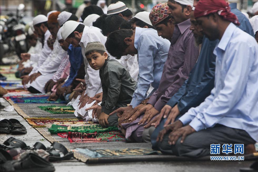 当日，印度穆斯林结束斋月，迎来开斋节。 新华社记者郑焕松摄   