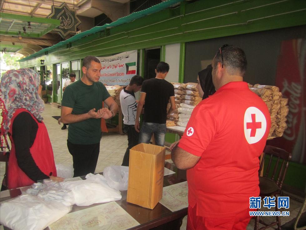 7月18日，在黎巴嫩北部城市的黎波里，黎巴嫩和国际救济机构向叙利亚难民发放斋月食品。