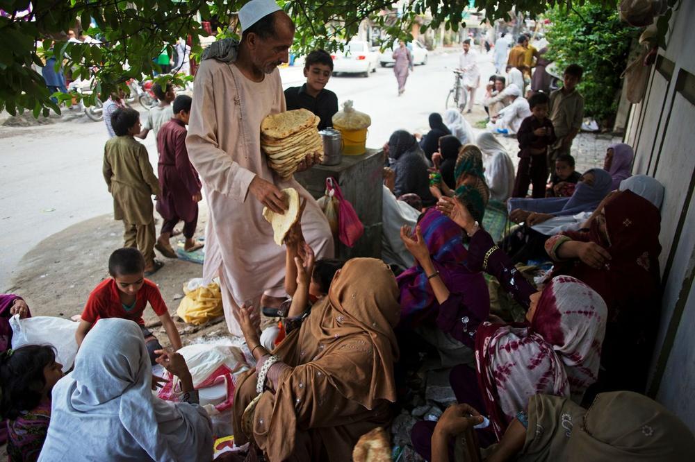 1、 巴基斯坦伊斯兰堡的饼店主，开斋前给阿富汗难民发放饼子。