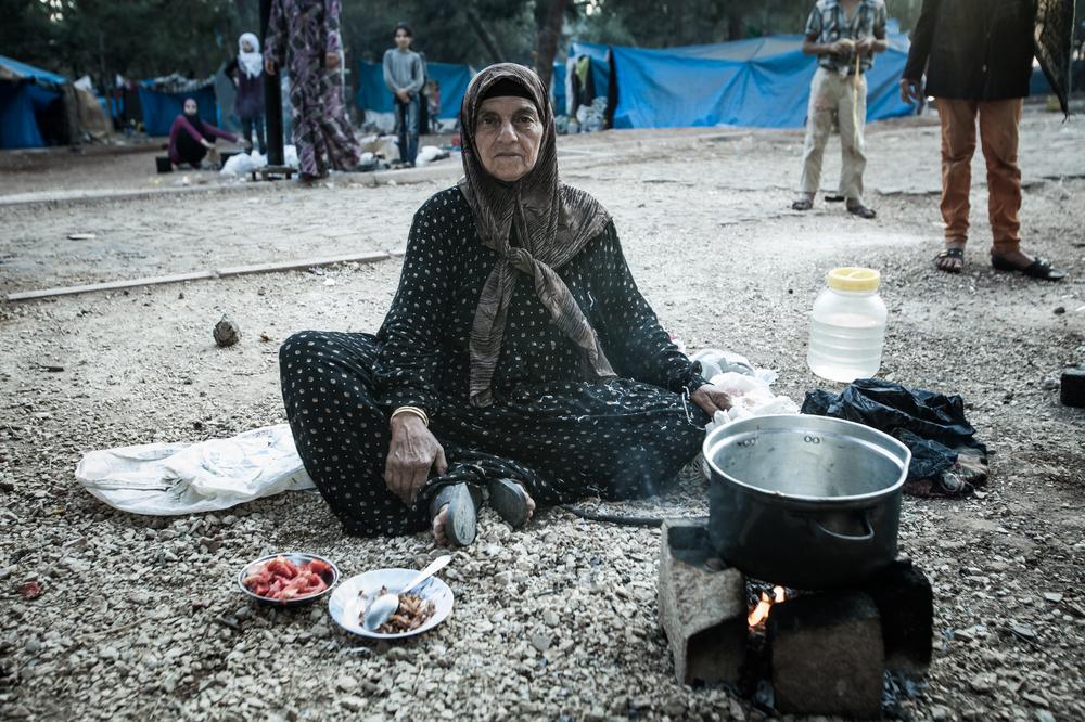 7、 一个叙利亚妇女用极少的材料准备开斋饭。