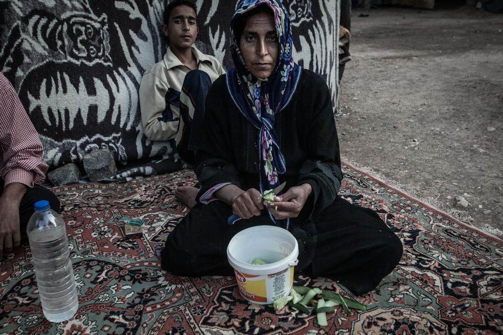 10、做饭材料极少，厨具也极少，叙利亚妇女们在临时难民营准备开斋饭的选择非常有限。