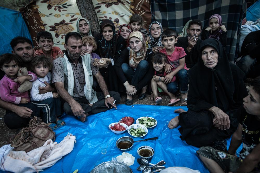 13、一个叙利亚家庭用西红柿和黄瓜来开斋。他们在叙利亚的家毁于空袭。