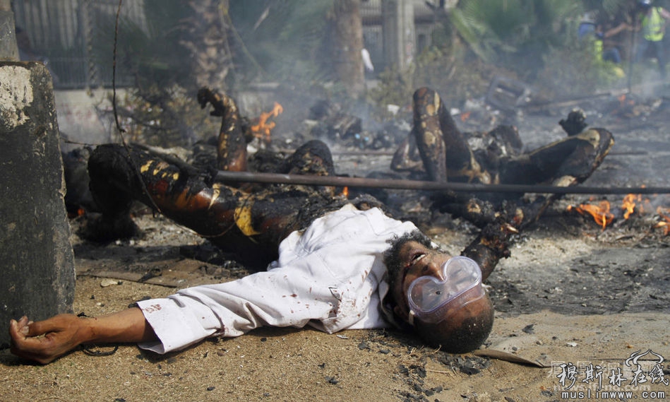 图为清场行动中，被焚烧的穆兄会支持者。