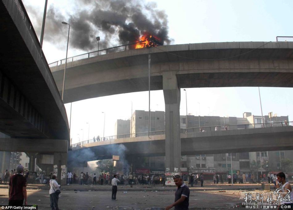 图为大桥边缘焚烧的车辆。