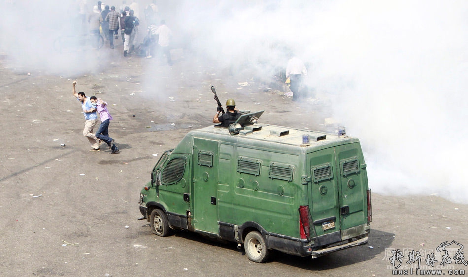 埃及警方驾驶车辆投放催泪弹。