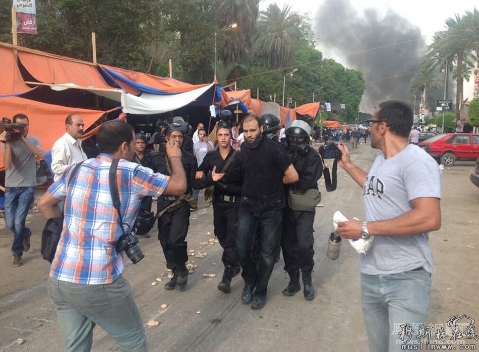 图为埃及安全部队在开罗纳达广场逮捕穆尔西支持者。