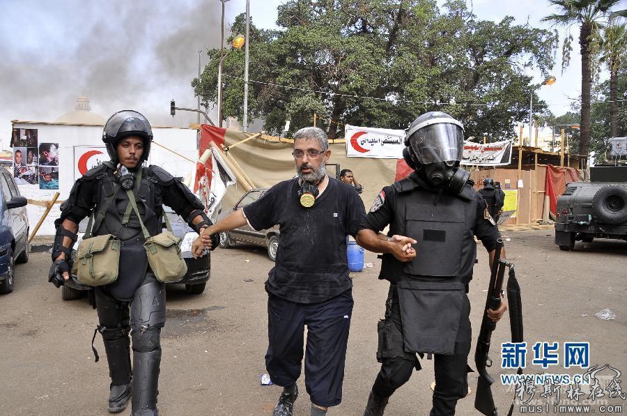 埃及安全部队在开罗纳达广场进行清场行动。