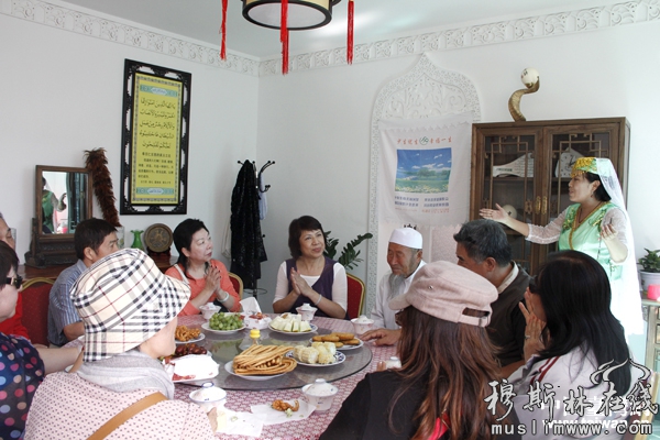 台湾民众探访宁夏穆民新村 与回族村民唠家常
