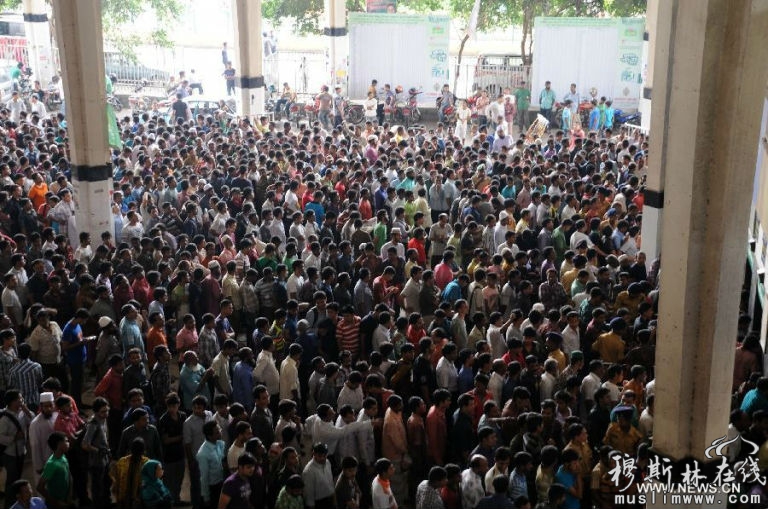 10月4日在孟加拉达卡 Kamlapur火车站人们排队买火车票 回家迎接Eid-ul-Adha宰牲节节日