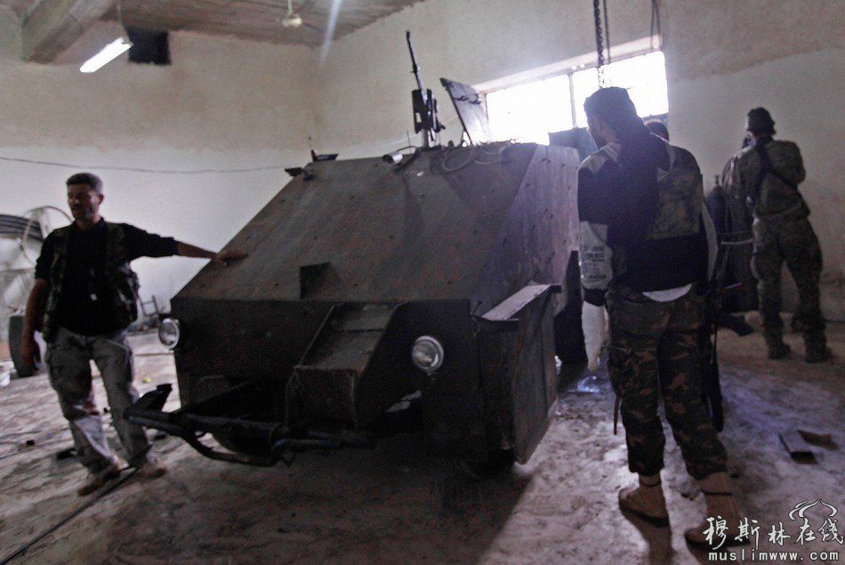 叙利亚反对派还曾建造过装甲车，号称可以在车内通过游戏手柄操控武器射击