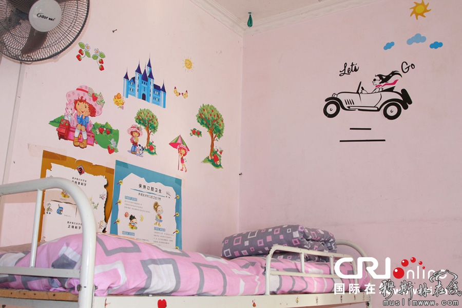 女生宿舍，墙上的贴画展示着女孩儿们对生活的热爱与憧憬。