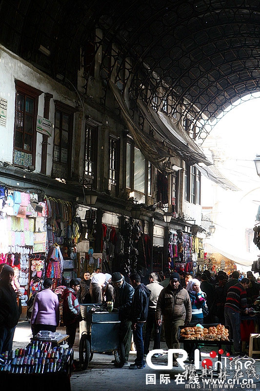 大马士革古城熙熙攘攘的人群。摄影：钟正杰