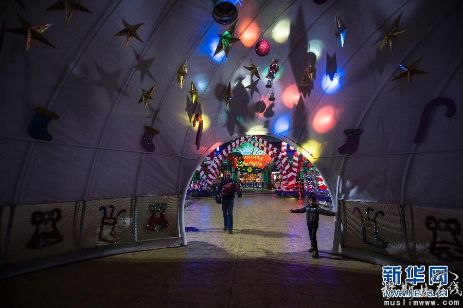 1月5日，在位于埃及首都开罗西南的一家大型游乐园里，一名儿童在挂满节日装饰的出口玩耍。建造于1999年的“梦公园”主题游乐园位于开罗西南30公里的“十月六日城”。新年之际，该游乐园推出门票套餐，吸引人们前往游玩，享受节日快乐。新华社记者潘超越摄