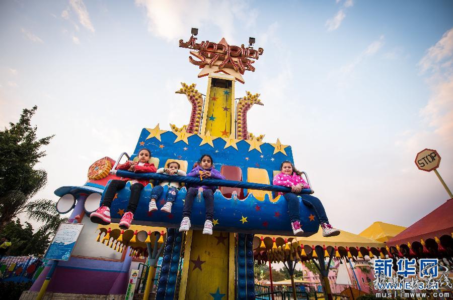 1月5日，在位于埃及首都开罗西南的一家大型游乐园里，孩子们乘坐游乐设备。建造于1999年的“梦公园”主题游乐园位于开罗西南30公里的“十月六日城”。新年之际，该游乐园推出门票套餐，吸引人们前往游玩，享受节日快乐。新华社记者潘超越摄