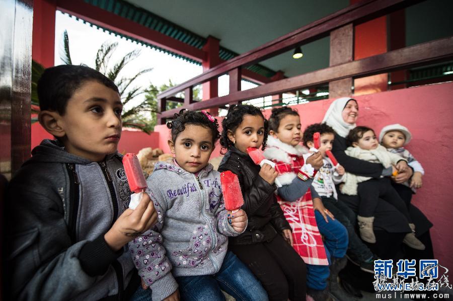 1月5日，在位于埃及首都开罗西南的一家大型游乐园里，孩子们享用冰棍。建造于1999年的“梦公园”主题游乐园位于开罗西南30公里的“十月六日城”。新年之际，该游乐园推出门票套餐，吸引人们前往游玩，享受节日快乐。新华社记者潘超越摄