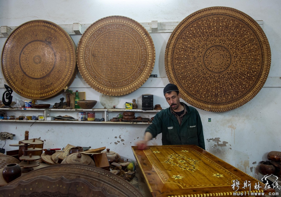 12月18日，在摩洛哥索维拉老城，一名手工艺者将摩洛哥名贵木料拼贴成图案复杂的装饰桌面。新华社记者刘大伟摄