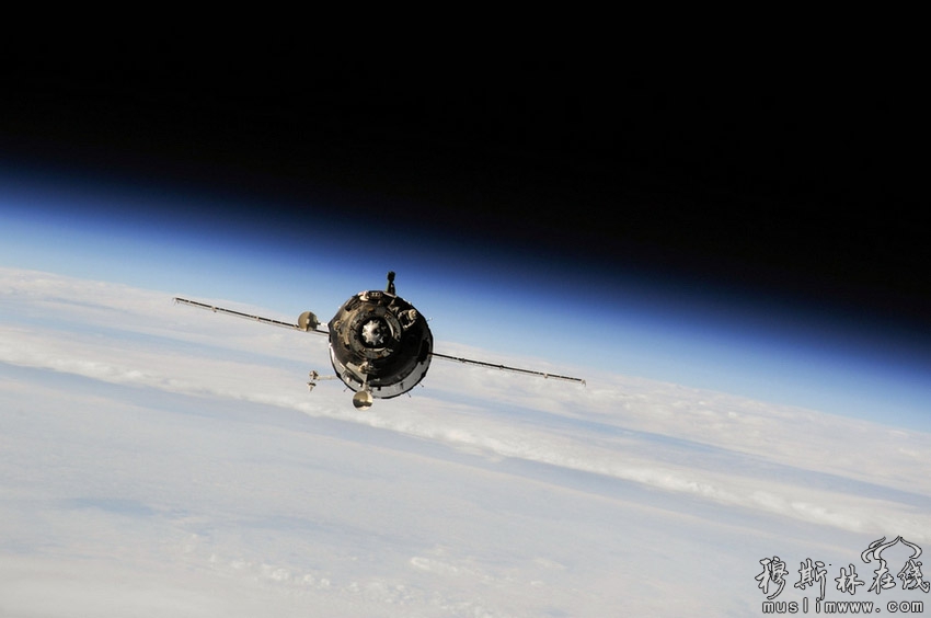 飞船接近国际空间站：该照片拍摄的是当地时间9月25日，俄罗斯“联盟”号宇宙飞船正向国际空间站靠近。