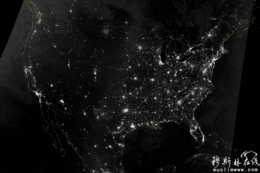 覆盖全美的人造光源：这一人造自然光源镶点全美的景象是当地时间10月1日，由美国Suomi国家极地轨道伴随卫星（Suomi-NPP）上装载的可见光红外成像辐射计组合仪(VIIRS)拍摄的。