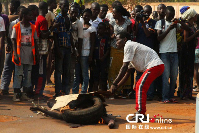 当地时间2014年1月19日，中非班吉Sango区的居民称，他们为报复前一天一名Sango区的出租车司机遭私刑，打死了两名穆斯林男子，并焚烧他们的尸体。另外两名穆斯林路人在法国和非洲维和部队的保护下逃过一劫。 