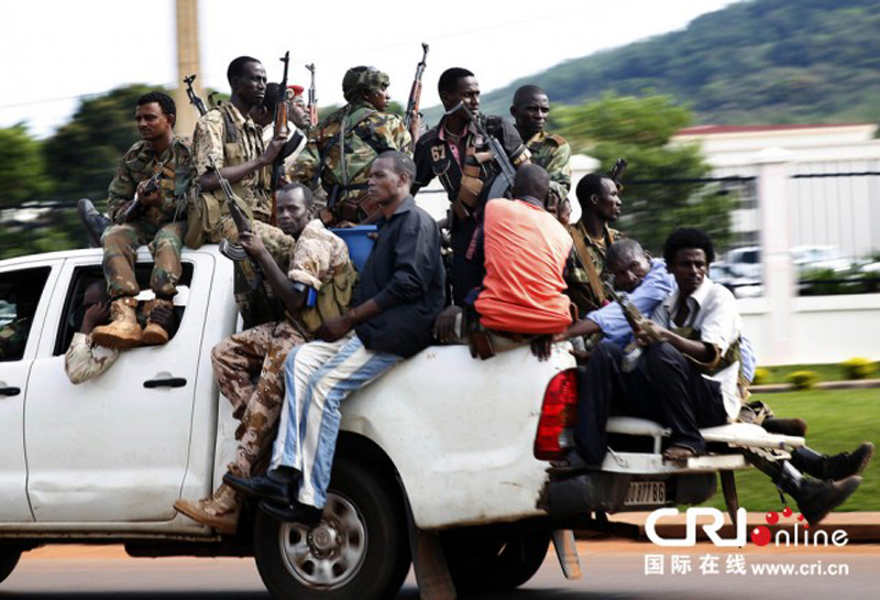 当地时间2013年12月5日，中非共和国班吉Seleka民兵正搭车奔赴战场。国内的宗派冲突愈演愈烈，以至于联合国安理会正在商议一项动议，允许法国派遣军队前往当地维和。 