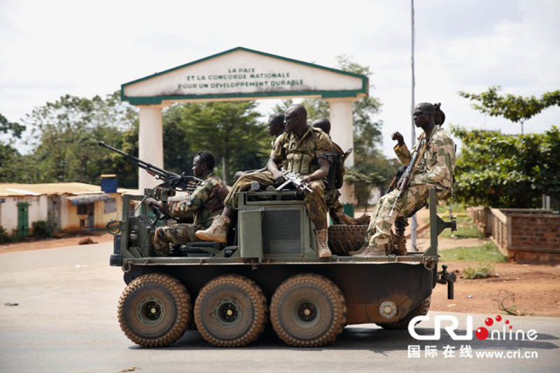 当地时间2013年12月5日，中非共和国班吉Seleka民兵正搭车奔赴战场。国内的宗派冲突愈演愈烈，以至于联合国安理会正在商议一项动议，允许法国派遣军队前往当地维和。图片来源：Jerome Delay/东方IC 