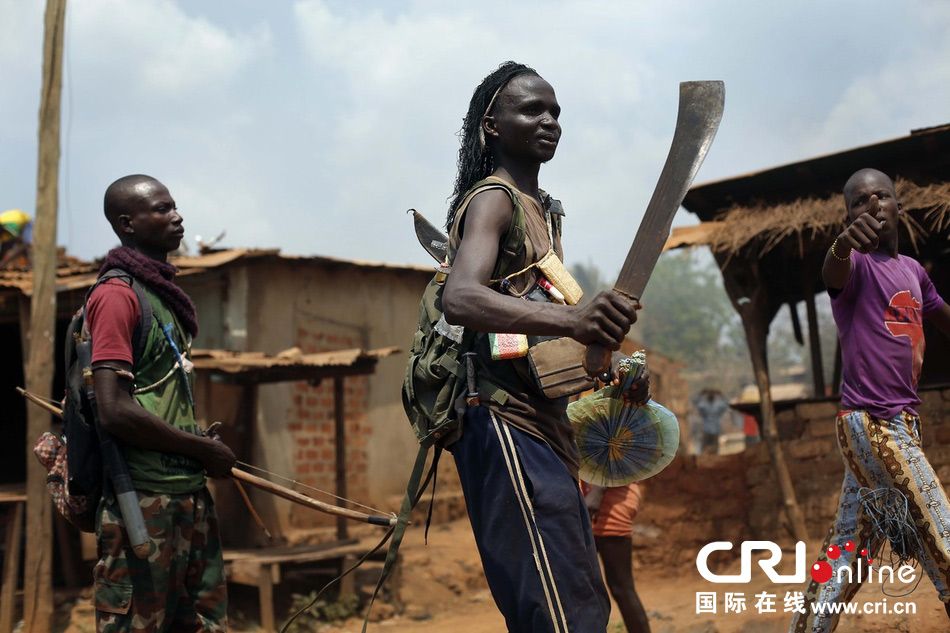 当地时间2014年1月22日,中非班吉“反巴拉卡武装力量”成员打劫穆斯林市场。中非数百名“反巴拉卡武装力量”成员在妇女和儿童的帮助下,打劫焚烧穆斯林店铺。30名穆斯林平民被困在家中,后来在法国部队和卢旺达非盟维和部队的帮助下获救。图片来源:Jerome Delay/东方IC