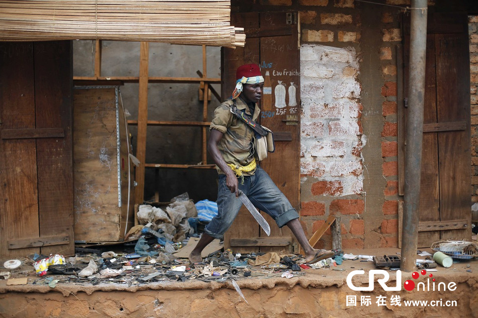 当地时间2014年1月22日,中非班吉“反巴拉卡武装力量”成员打劫穆斯林市场。中非数百名“反巴拉卡武装力量”成员在妇女和儿童的帮助下,打劫焚烧穆斯林店铺。30名穆斯林平民被困在家中,后来在法国部队和卢旺达非盟维和部队的帮助下获救。图片来源:Jerome Delay/东方IC  
