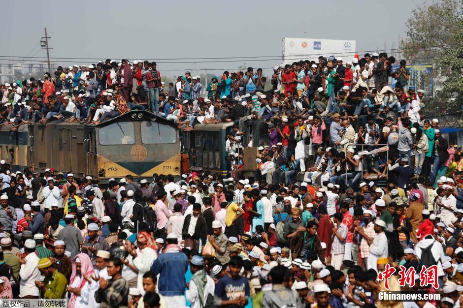 当地时间2014年1月26日，孟加拉国栋吉，为期三天的“伊斯兰教集会”结束，数千名穆斯林挤火车回家。上万名穆斯林参加了一年一度的“伊斯兰教集会”，这是世界上规模最大的宗教集会。