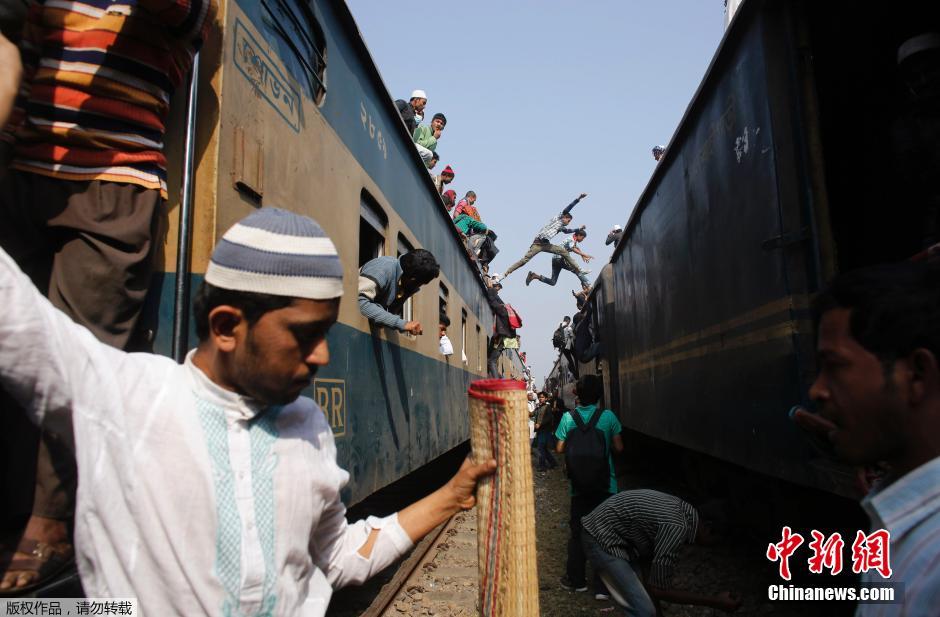 当地时间2014年1月26日，孟加拉国栋吉，为期三天的“伊斯兰教集会”结束，数千名穆斯林挤火车回家。上万名穆斯林参加了一年一度的“伊斯兰教集会”，这是世界上规模最大的宗教集会。