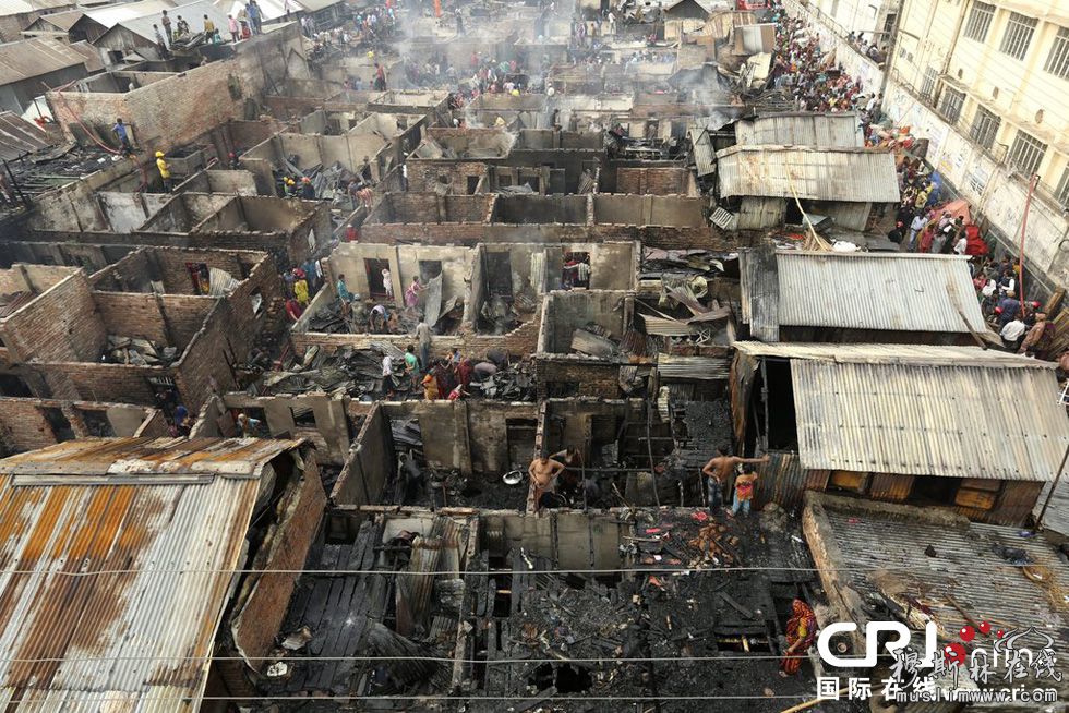 当地时间2014年2月11日，孟加拉达卡当地一贫民窟发生火灾。目前尚无人员伤亡报告，火灾发生原因尚不清楚。