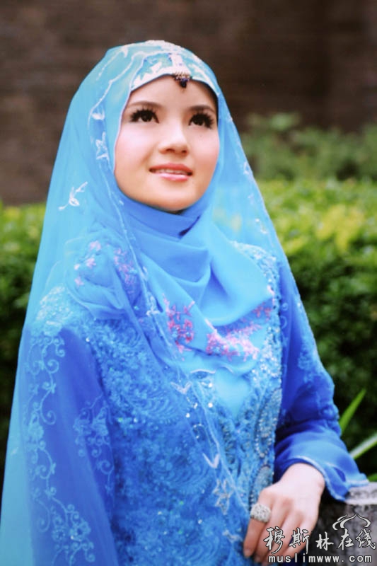 伊斯兰时装节却让人耳目一新，原来伊斯兰服装也可以这么绚丽多彩，美轮美奂。就让我们在美图中领略伊斯兰教服饰的魅力吧。