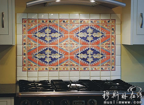 除此之外，许多带有明显的波斯风格装饰的花砖，也常常会被用于现代室内的卫浴间以及厨房的墙面，作为装饰的表现。