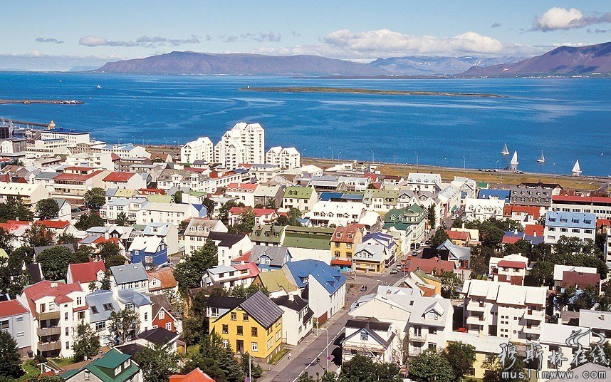 冰岛是一个位于北欧的岛国。它不仅给居民提供相对较低的所得税，还有免费的医疗保健和直至中学的义务教育。同时，在英国经济学人智库编制的全球和平指数中，它还被评为全球最和平的国家之一。