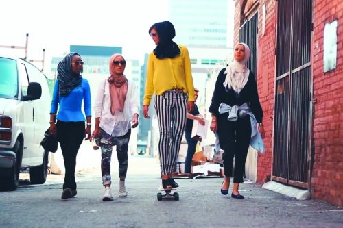 一群自称“穆斯林嬉皮士（Mipsterz） ”的年轻女性试图用行动证明，自己可以在长袍包裹下依然保持时髦