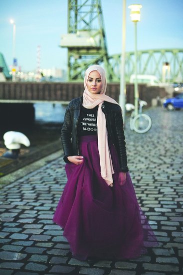 一群自称“穆斯林嬉皮士（Mipsterz） ”的年轻女性试图用行动证明，自己可以在长袍包裹下依然保持时髦