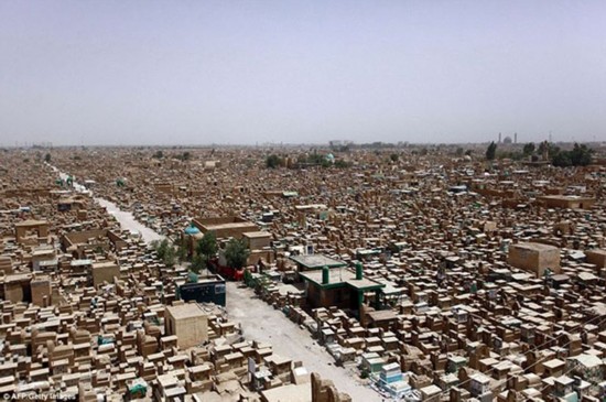 伊拉克境内“一眼看不到边”的墓地。