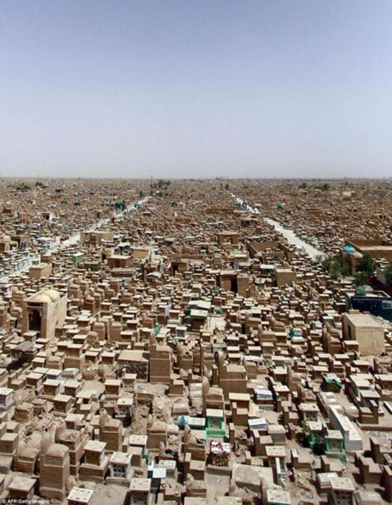 伊拉克境内“一眼看不到边”的墓地。