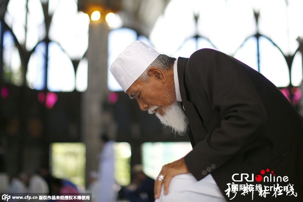 当地时间2015年9月24日，泰国曼谷，穆斯林祈祷庆祝宰牲节。