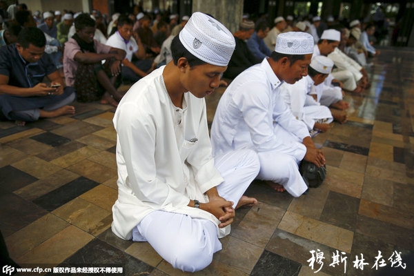 当地时间2015年9月24日，泰国曼谷，穆斯林祈祷庆祝宰牲节。