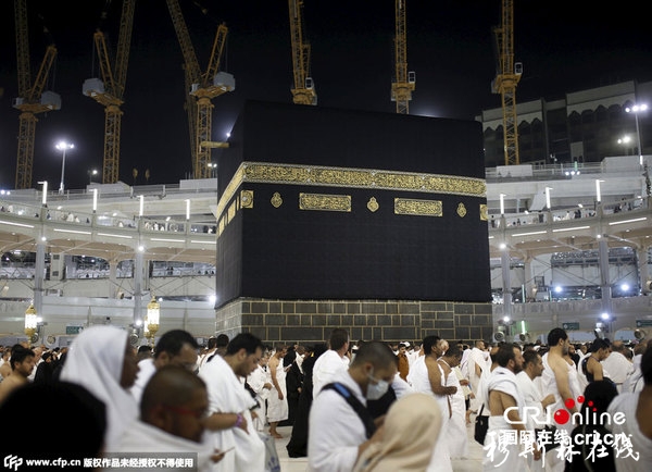 当地时间2015年9月24日，沙特麦加，麦加朝圣者庆祝穆斯林朝圣者宰牲节。成千上万的穆斯林向支柱投石块，象征着撒旦用石头砸死。