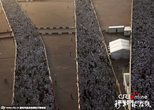 当地时间2015年9月24日，沙特麦加，麦加朝圣者庆祝穆斯林朝圣者宰牲节。成千上万的穆斯林向支柱投石块，象征着撒旦用石头砸死。