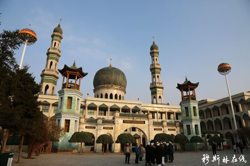 西宁东关清真大寺是西宁古城著名的建筑，位于西宁东关大街路南一侧。占地面积1.194万平方米，大殿本体占地面积1102平方米，南北楼各363平方米，属国家级文物保护单位。