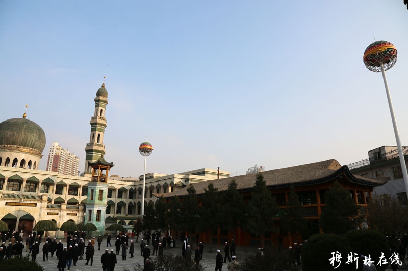 西宁东关清真大寺是西宁古城著名的建筑，位于西宁东关大街路南一侧。占地面积1.194万平方米，大殿本体占地面积1102平方米，南北楼各363平方米，属国家级文物保护单位。