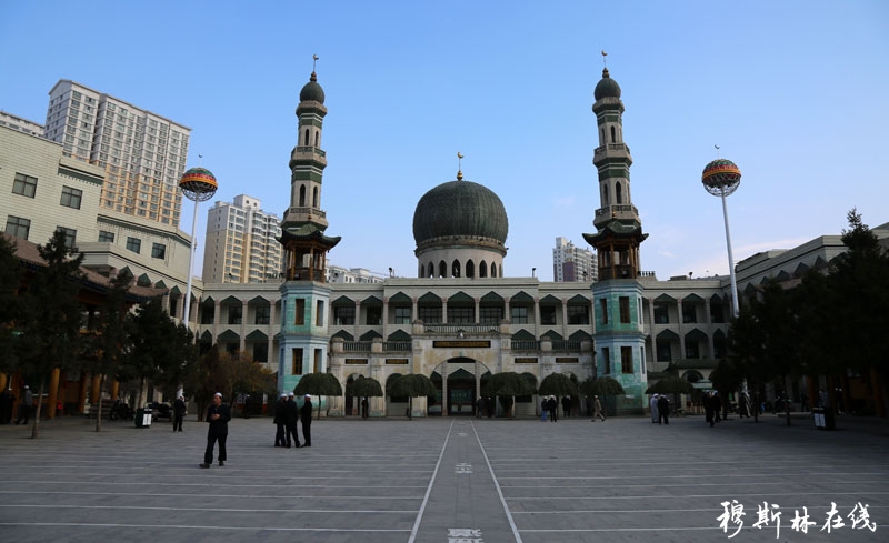 西宁东关清真大寺是西宁古城著名的建筑，位于西宁东关大街路南一侧。占地面积1.194万平方米，大殿本体占地面积1102平方米，南北楼各363平方米，属国家级文物保护单位。