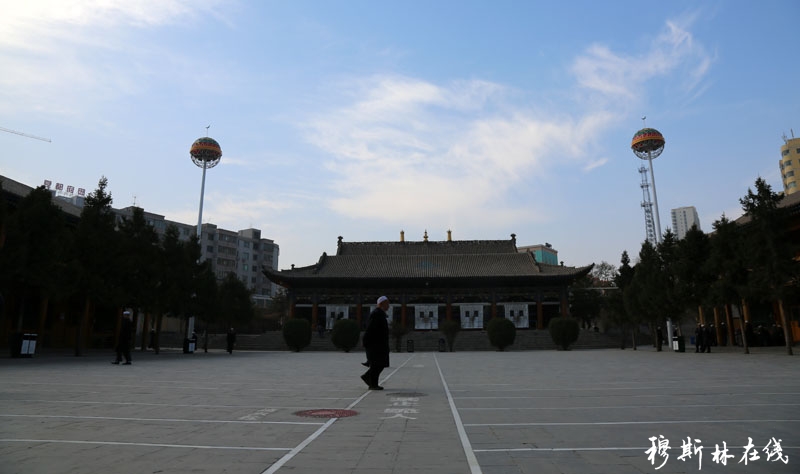 西宁东关清真大寺是西宁古城著名的建筑，位于西宁东关大街路南一侧。占地面积1.194万平方米，大殿本体占地面积1102平方米，南北楼各363平方米，属国家级文物保护单位。