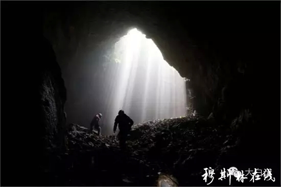 【图说】  虽然道路坎坷崎岖，依然怀着希望前行